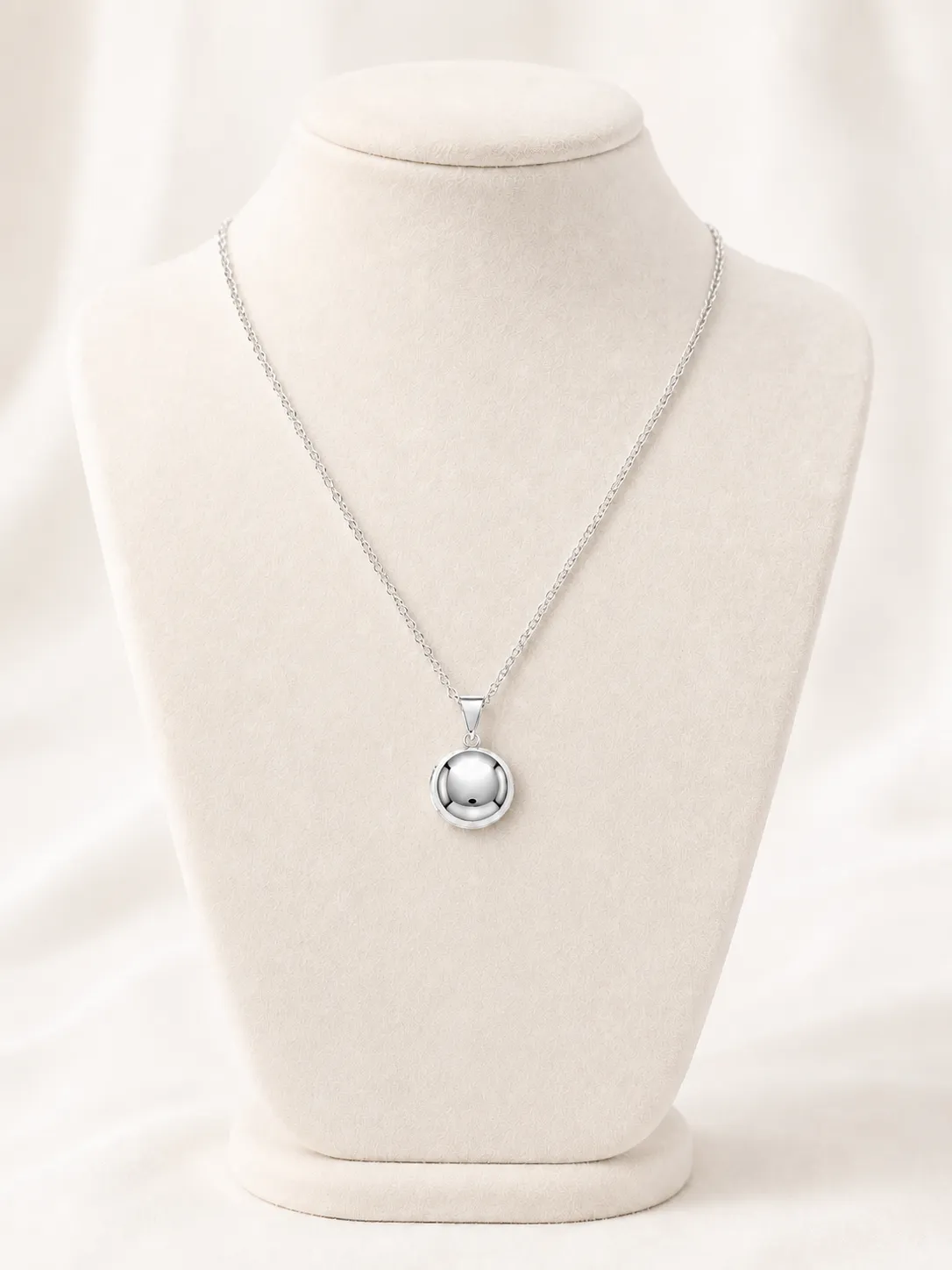 Victoria Jane Round Locket collana argento medaglione tondo