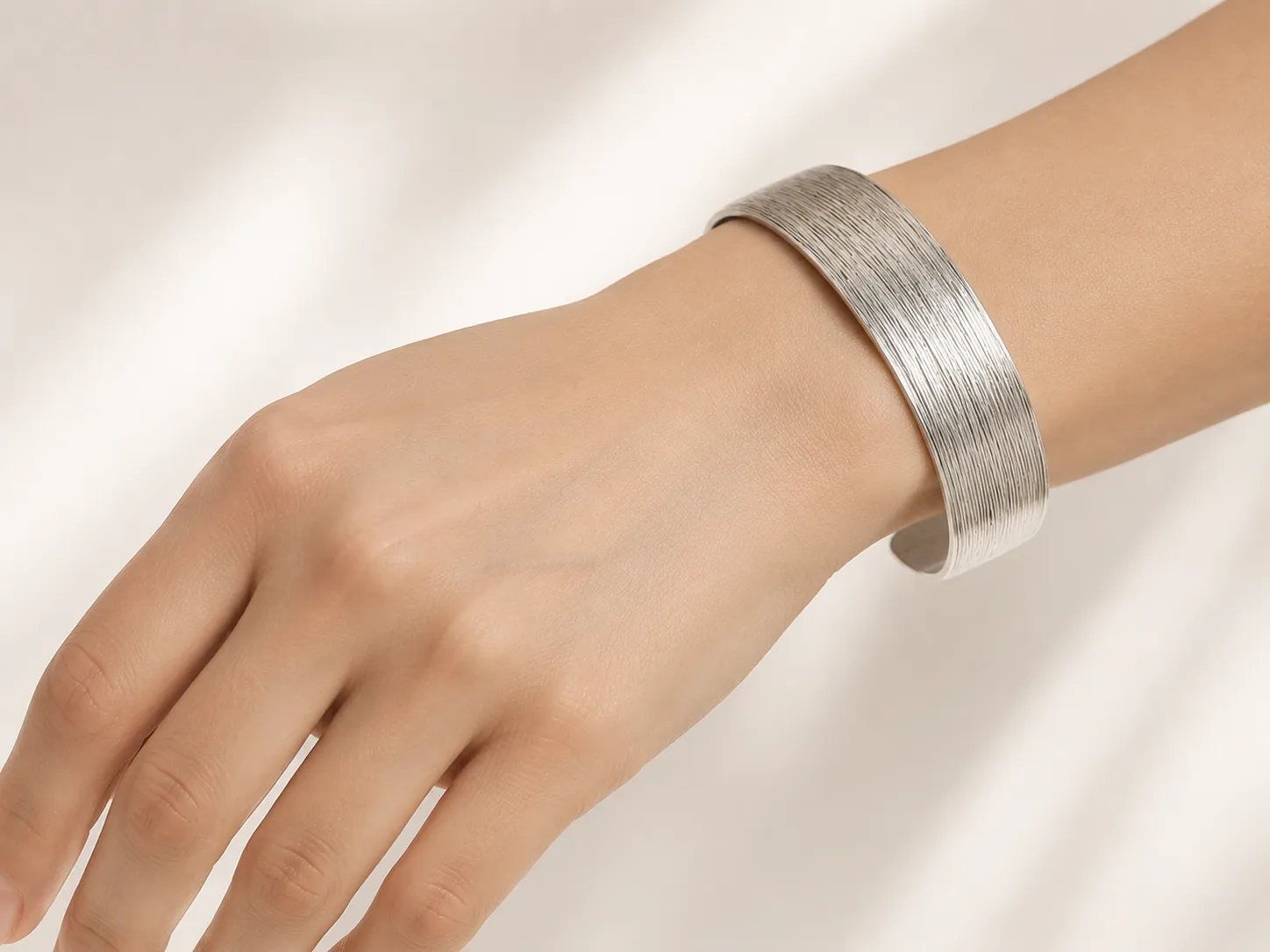 Victoria Jane Textured Bangle bracciale argento martellato