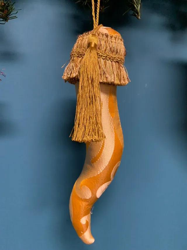 Gioielli Celiento Corno oro seta San Leucio portafortuna
