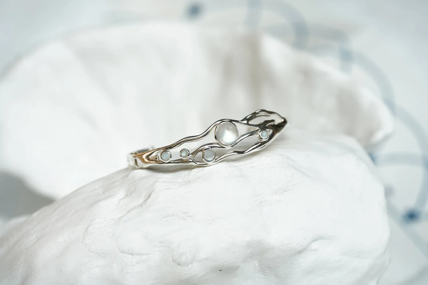 Victoria Jane Organic Flowing bracciale rigido argento pietra di luna