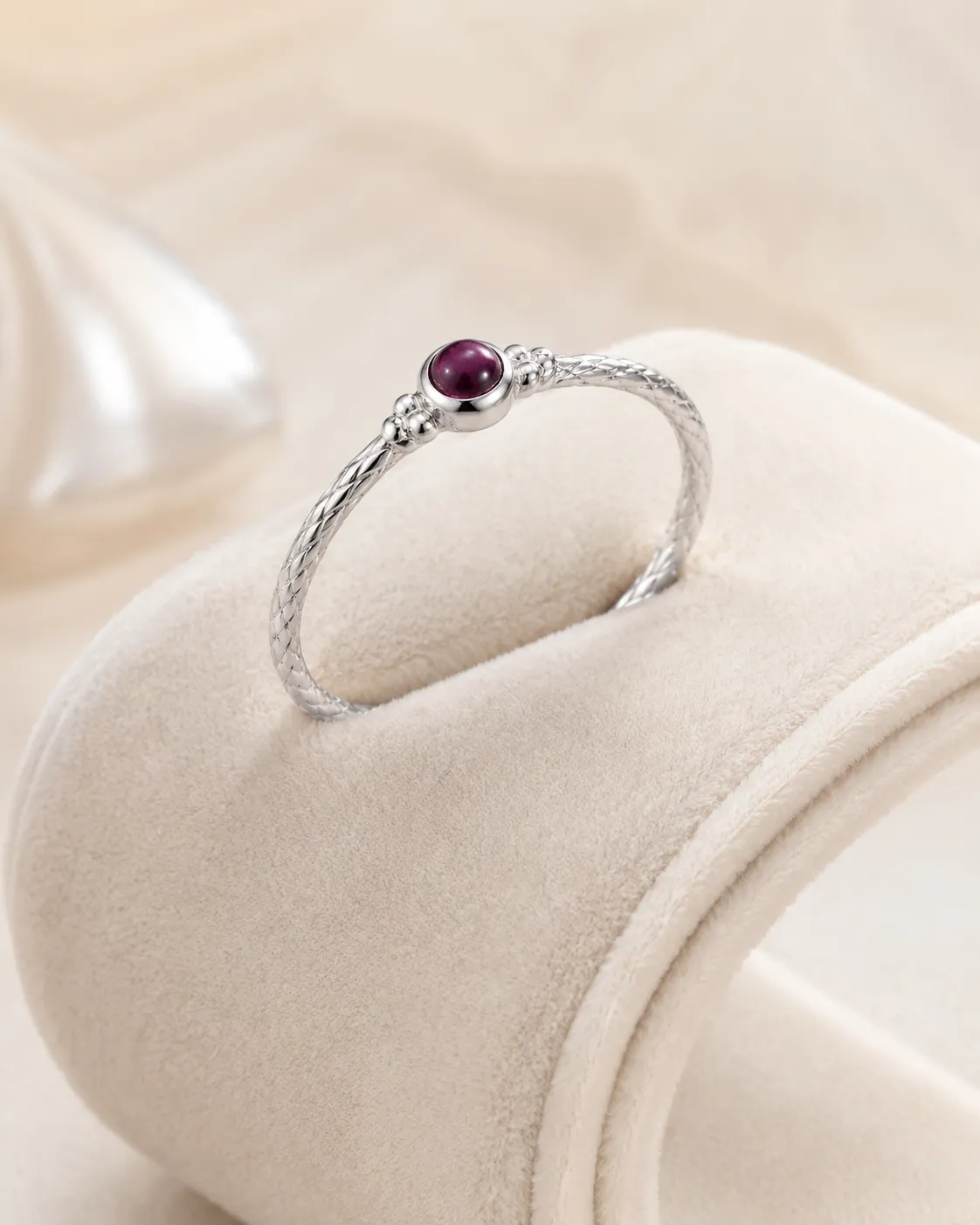Victoria Jane Dainty anello argento granato cabochon