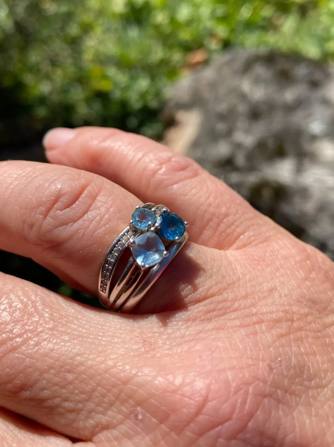 JewelryPalace Tre Pietre anello topazio blu cuscino regolabile