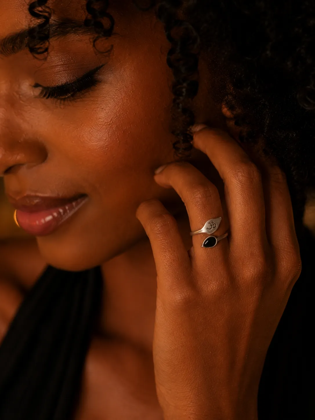 Victoria Jane Om Black Onyx anello argento aperto onice