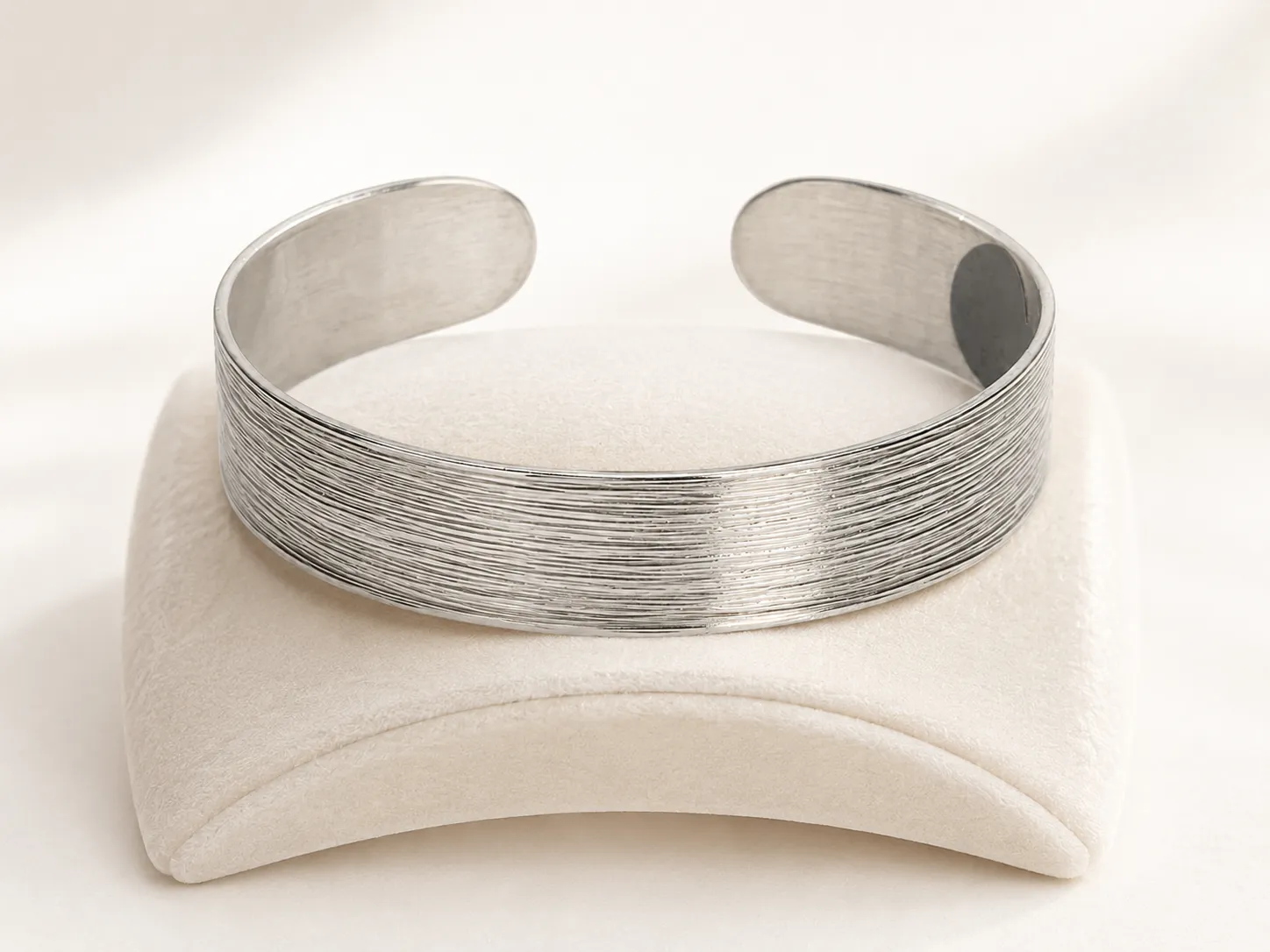 Victoria Jane Textured Bangle bracciale argento martellato