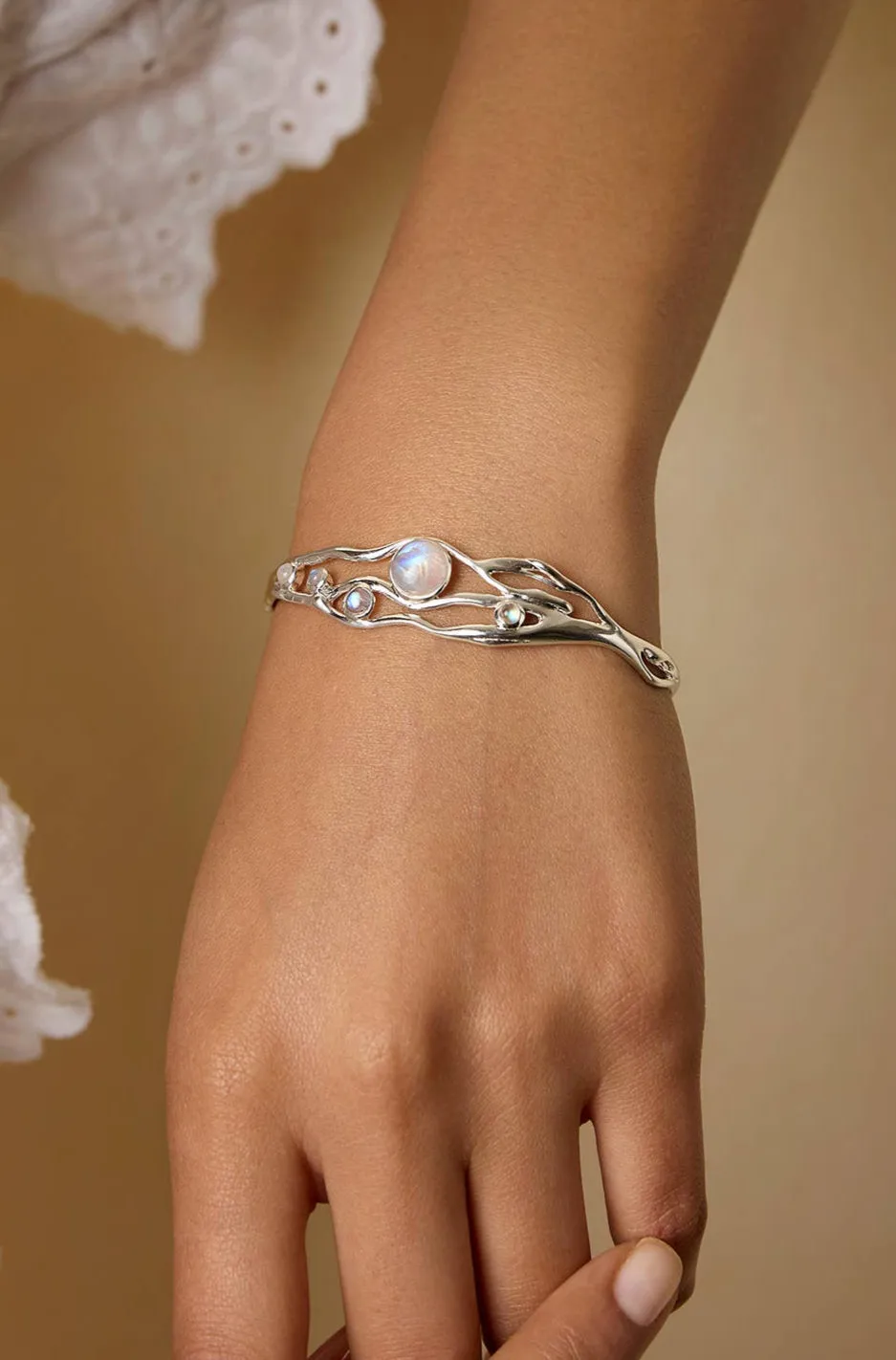 Victoria Jane Organic Flowing bracciale rigido argento pietra di luna
