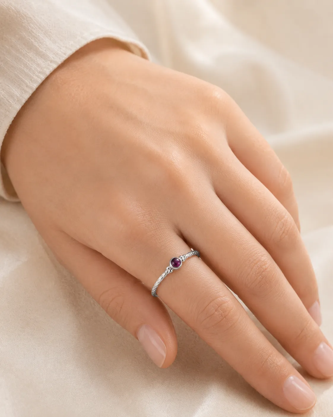 Victoria Jane Dainty anello argento granato cabochon