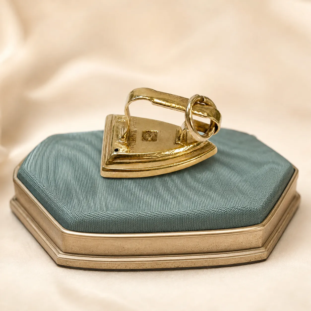 Victoria Jane Iron Charm ciondolo oro 9ct ferro mini