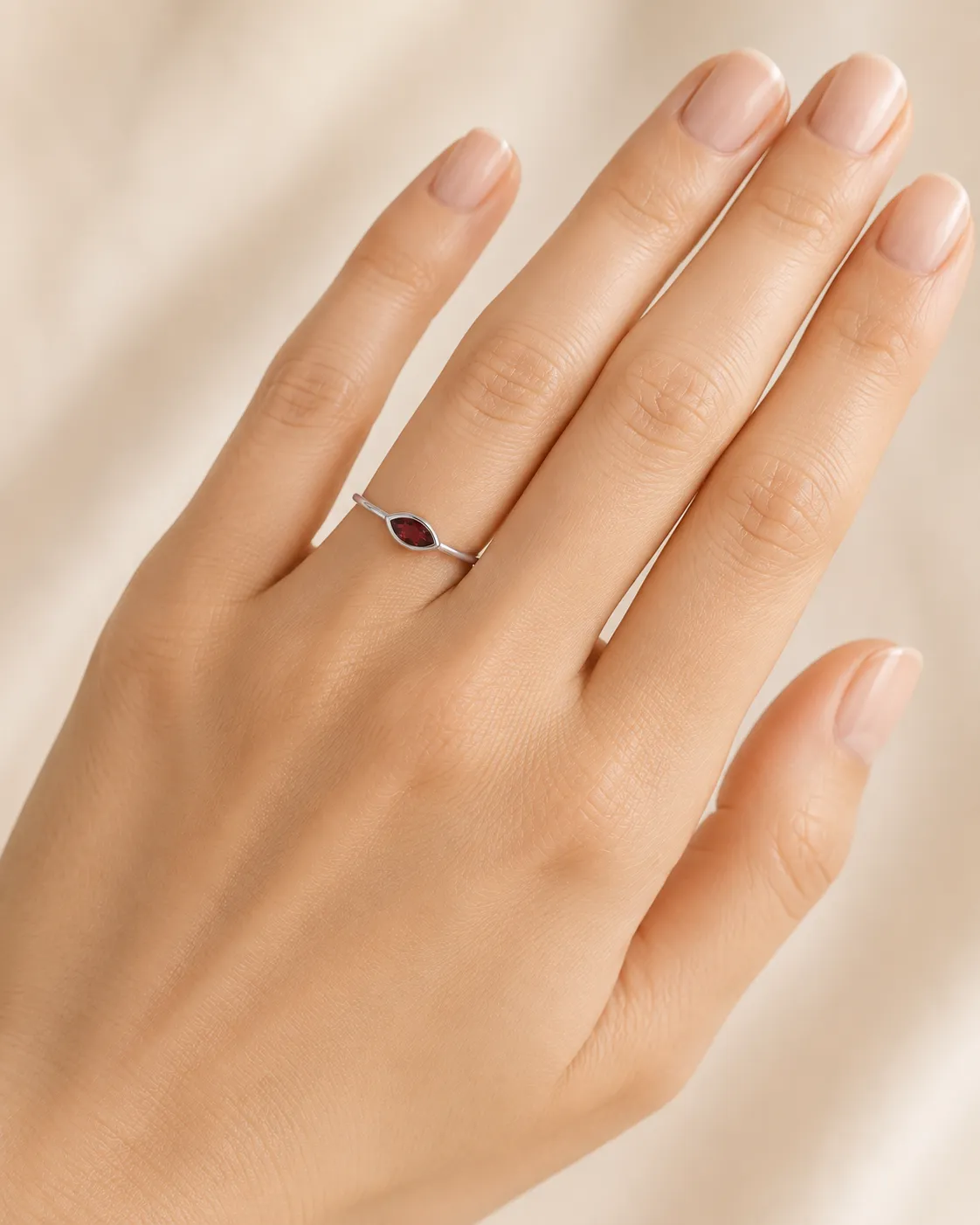 Victoria Jane Garnet Eye anello granato marquise argento