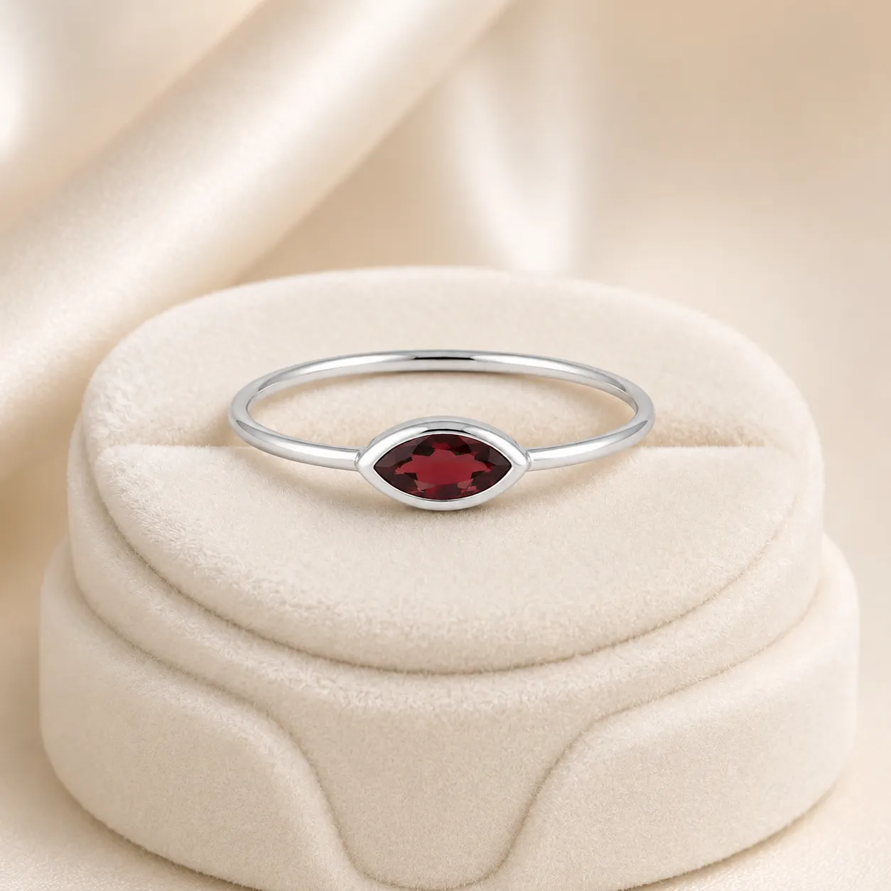 Victoria Jane Garnet Eye anello granato marquise argento