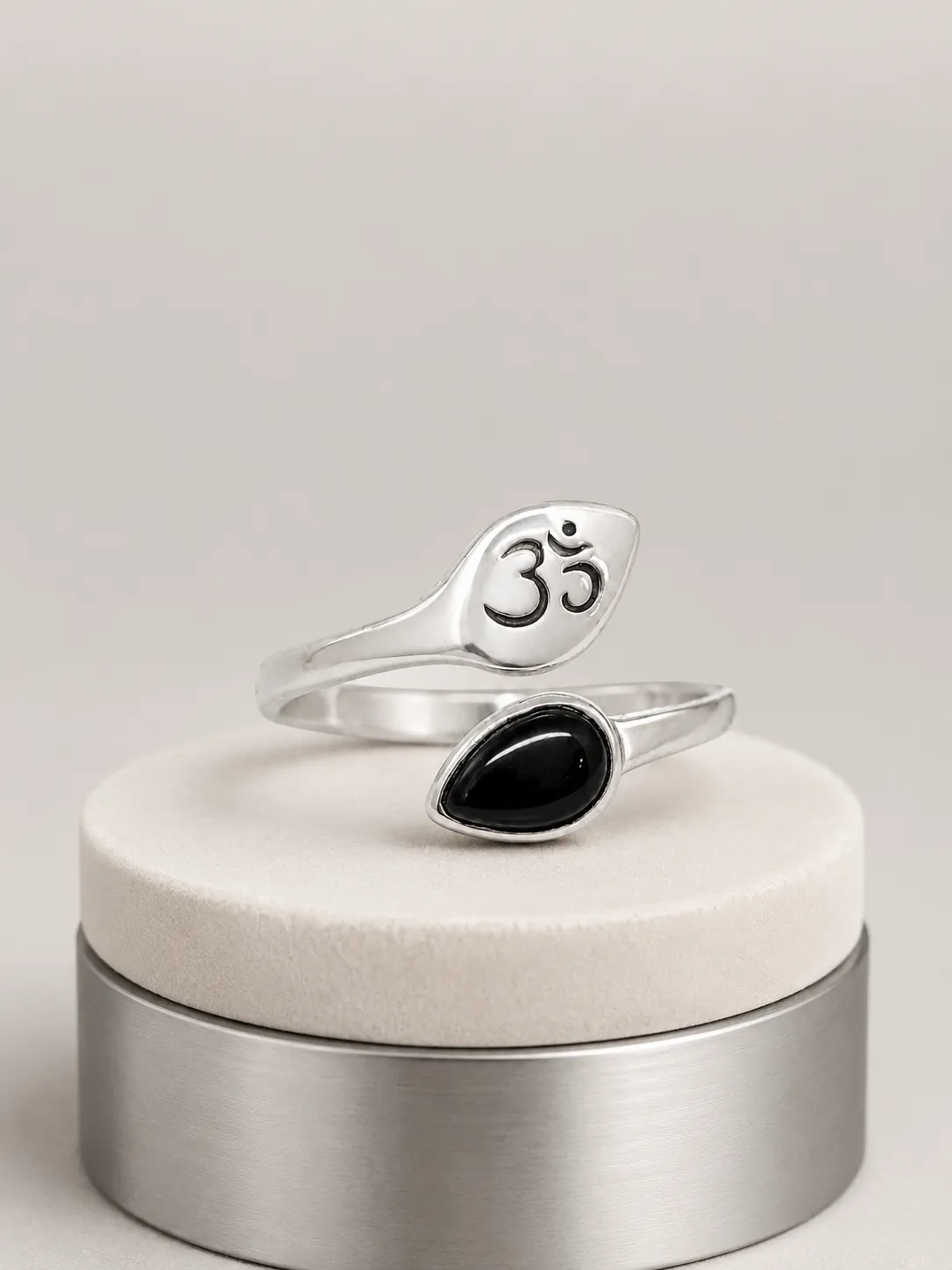 Victoria Jane Om Black Onyx anello argento aperto onice