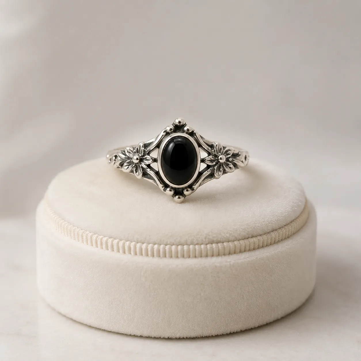 Victoria Jane Delicate Floral Black Onyx anello argento onice