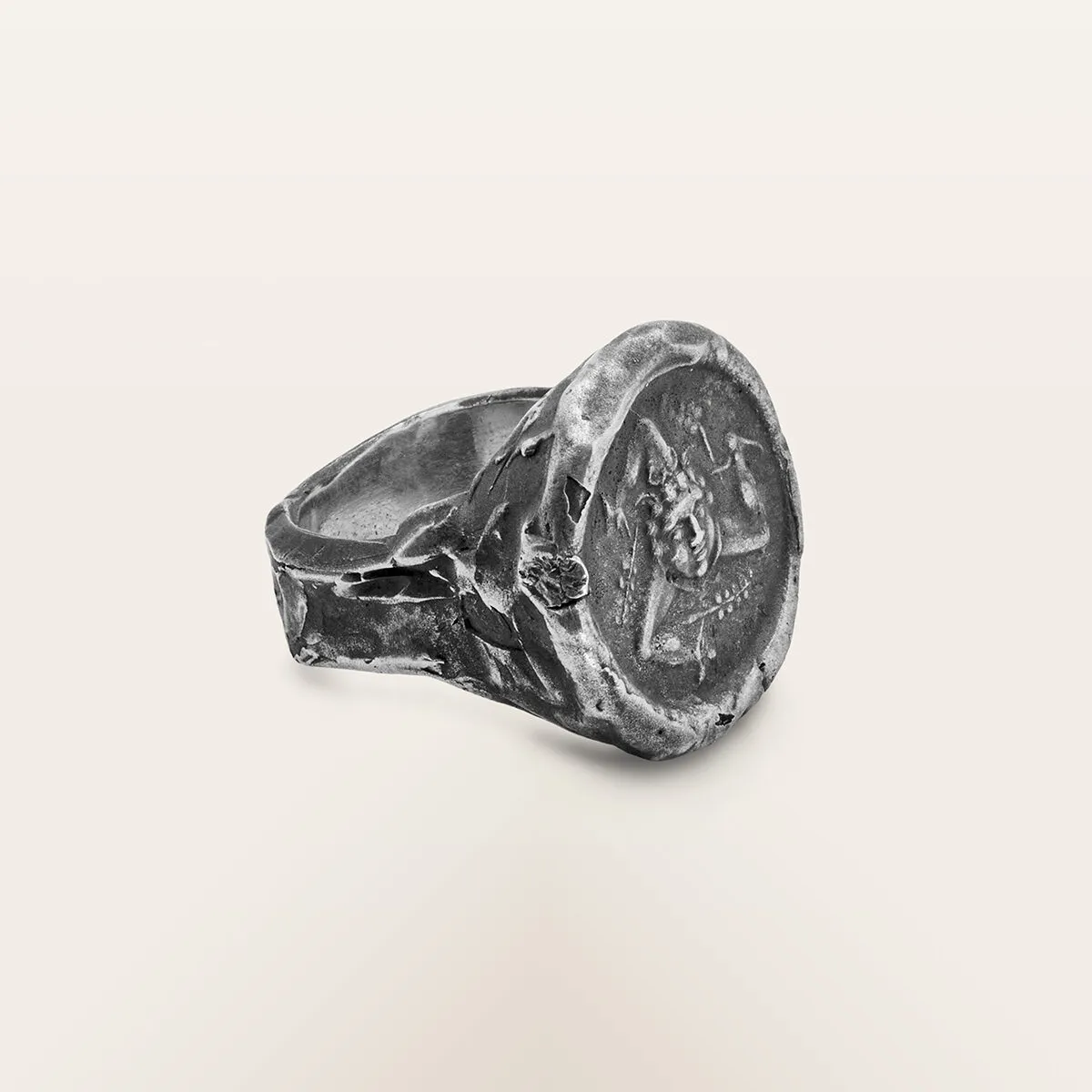 Alfredo Correnti Nesso anello Trinacria tondo