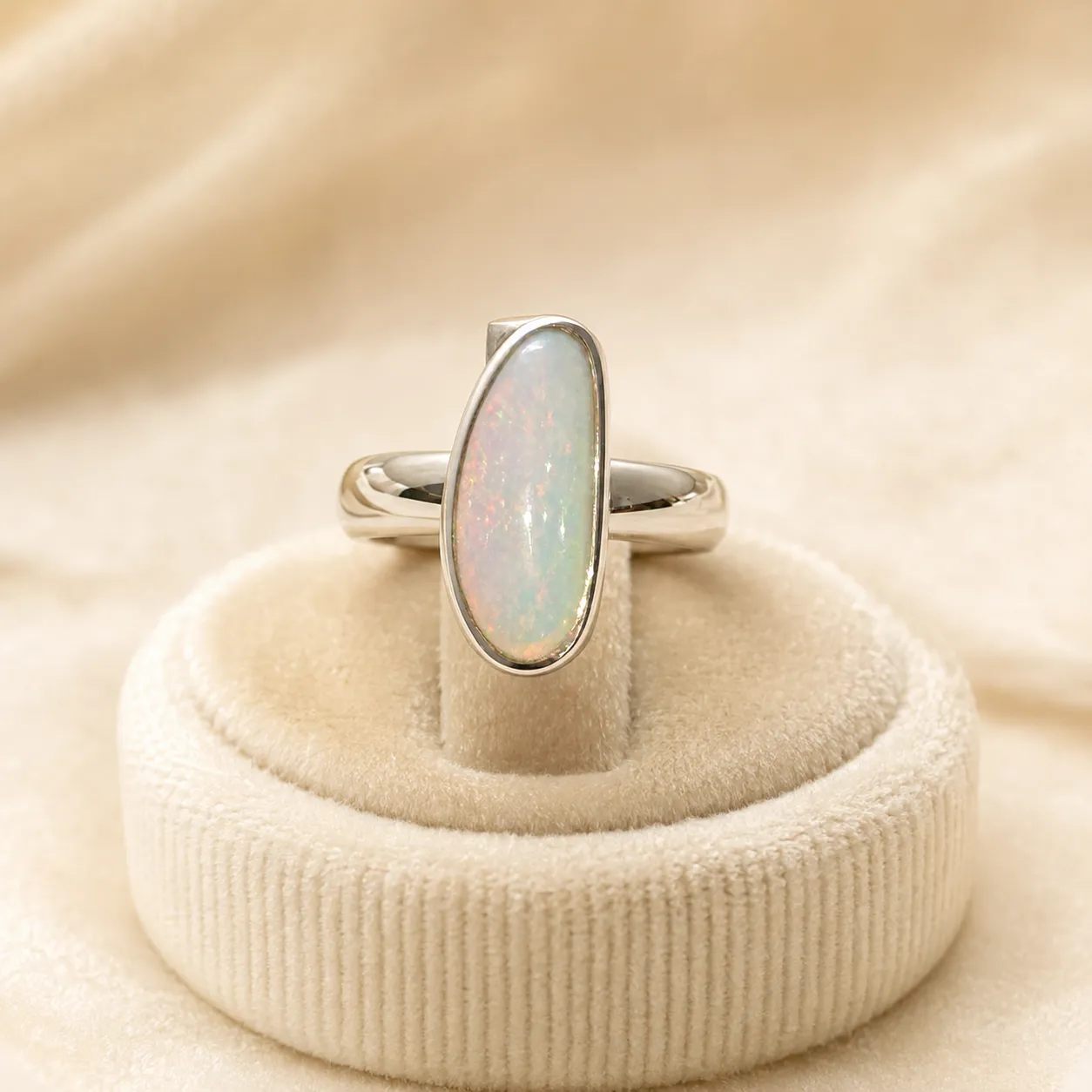 Victoria Jane Celestial Opal anello opale allungato argento