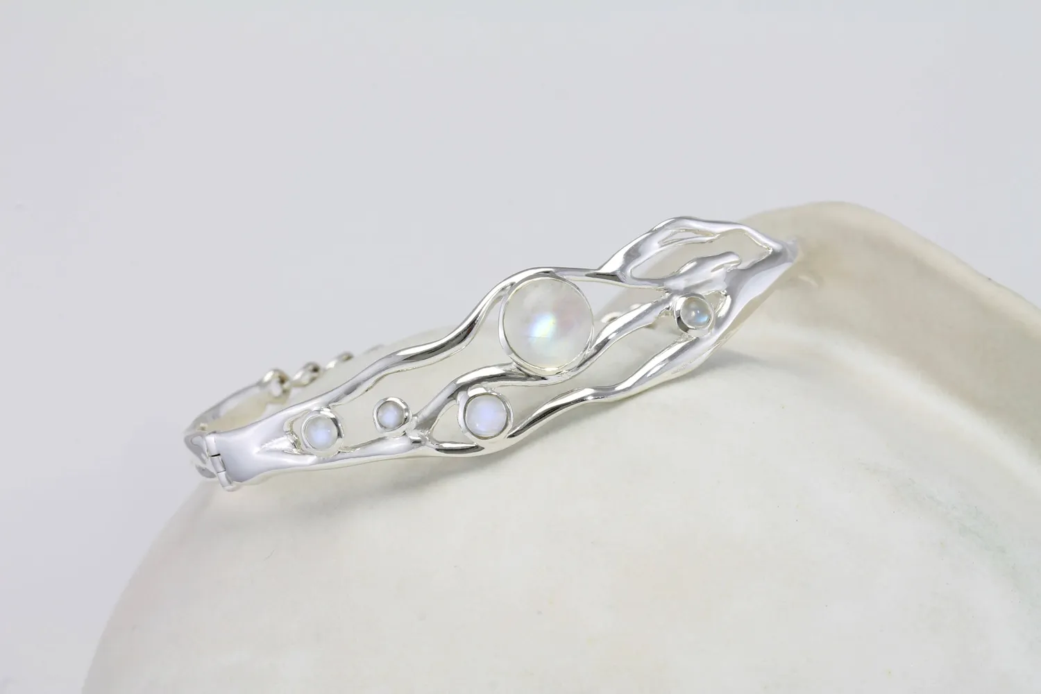 Victoria Jane Organic Flowing bracciale rigido argento pietra di luna